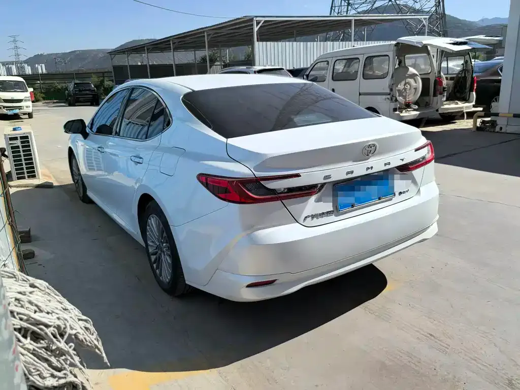 Toyota Camry — фото 2