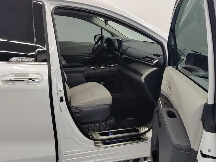 Toyota Sienna — фото 10