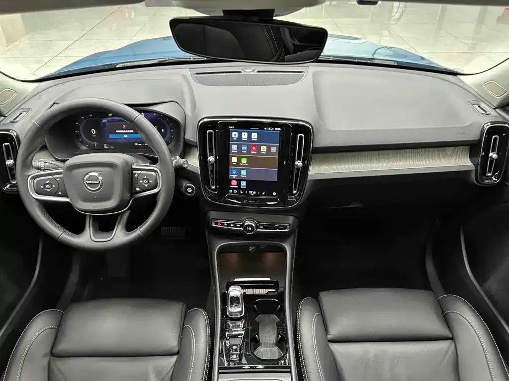 Volvo XC40 — фото 4