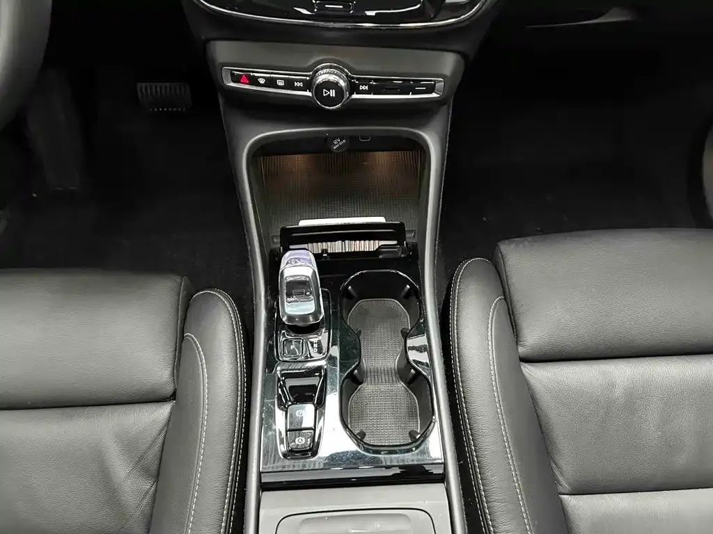Volvo XC40 — фото 10