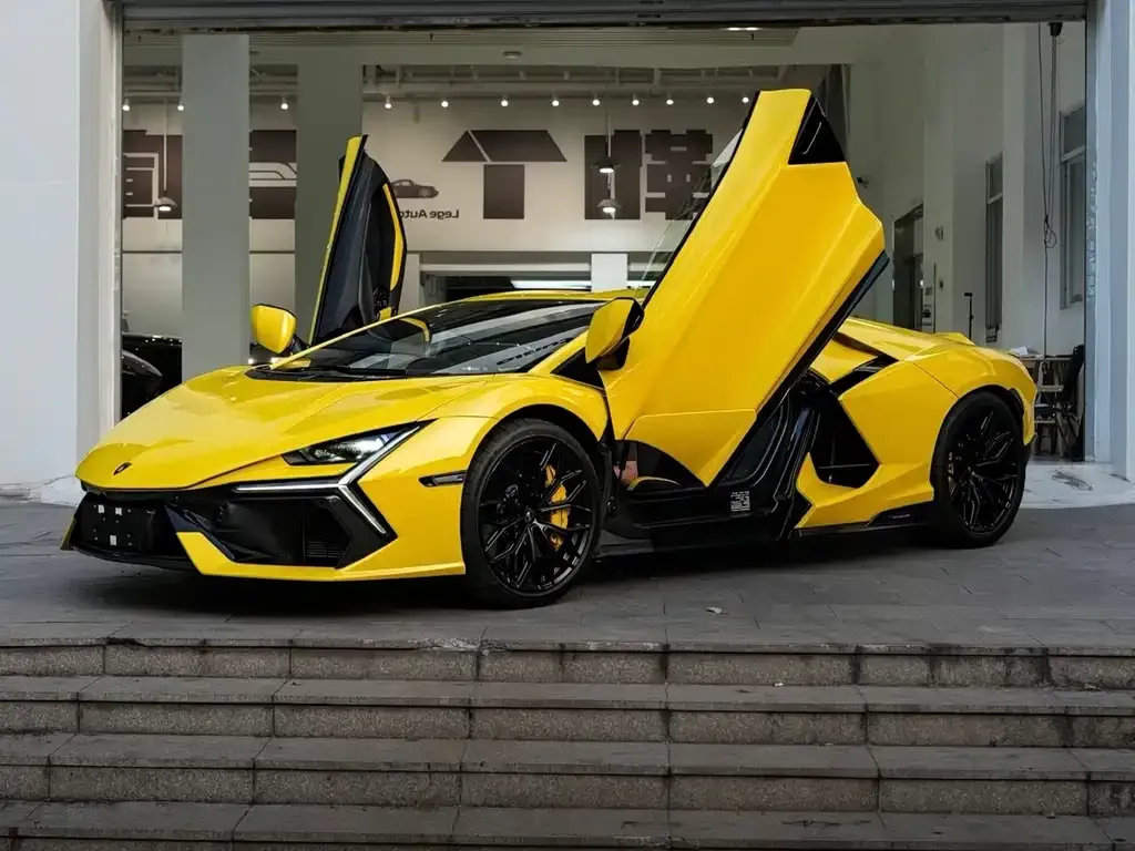 Lamborghini Revuelto — фото 1