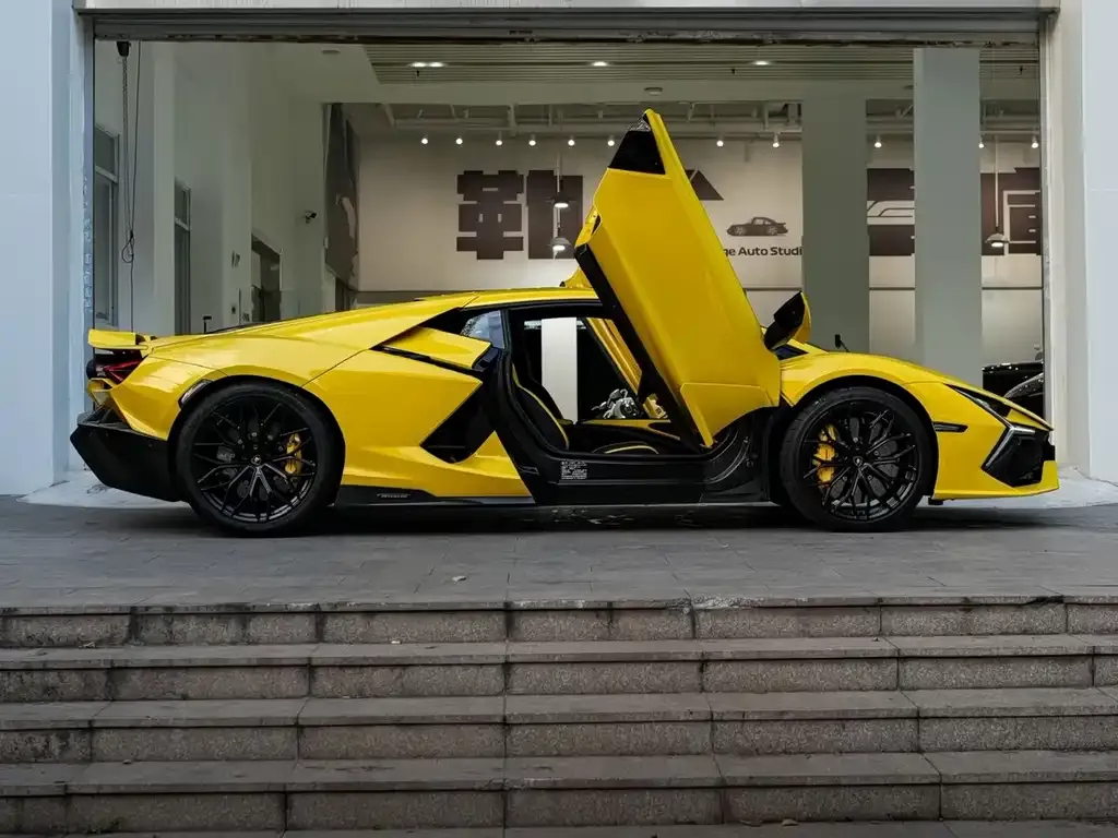Lamborghini Revuelto — фото 8