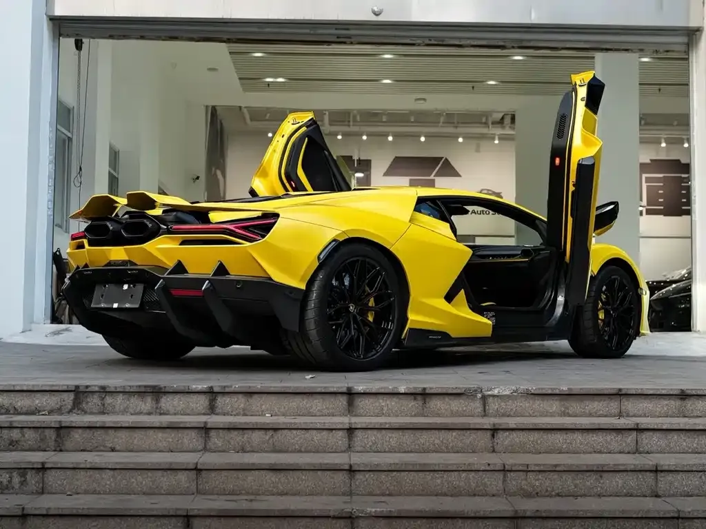 Lamborghini Revuelto — фото 6