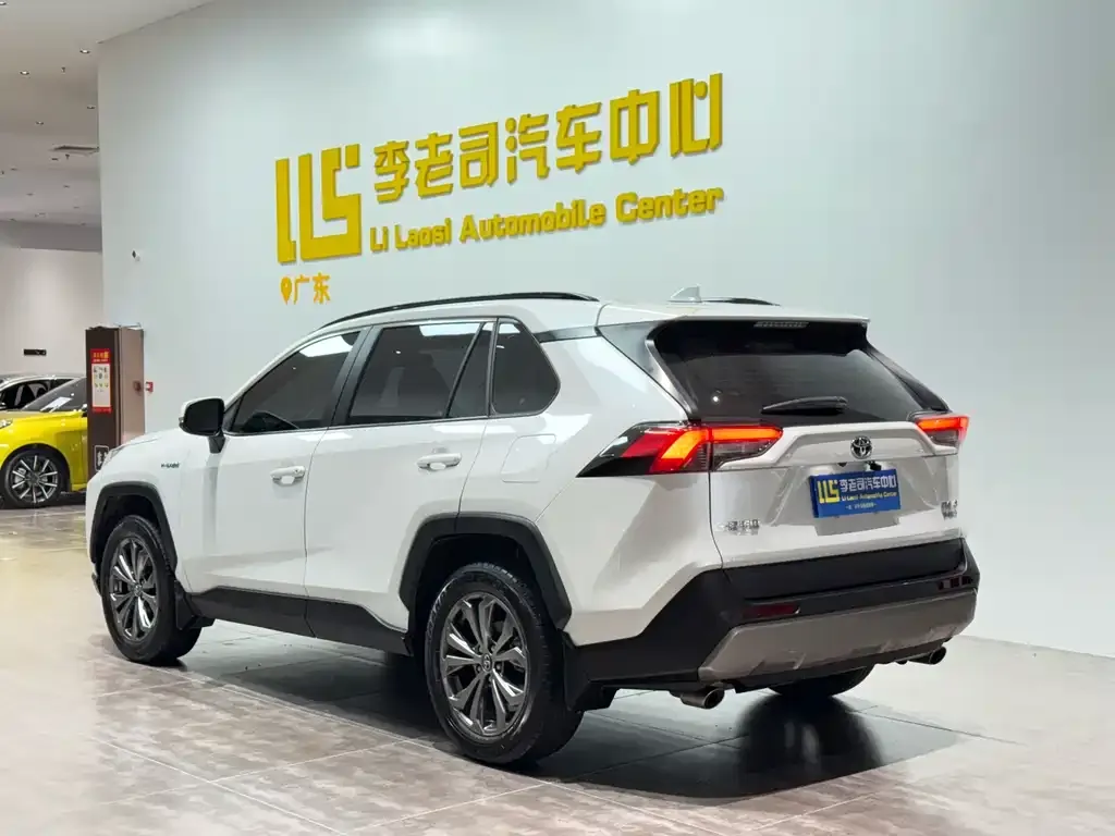 Toyota RAV4 — фото 8