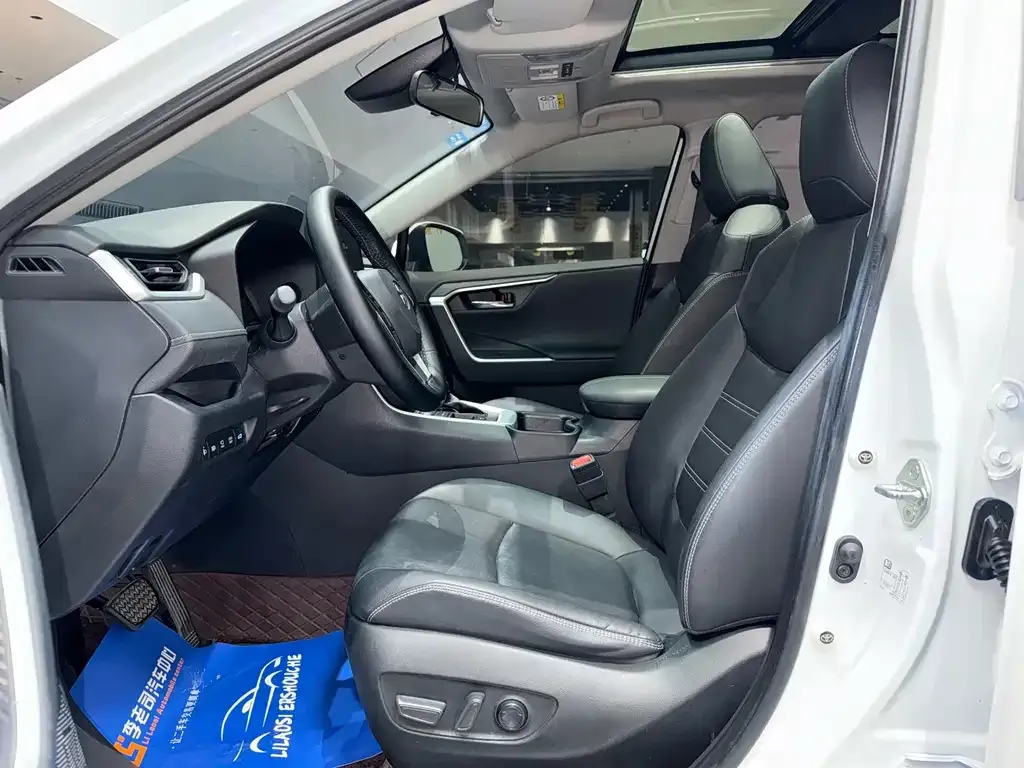 Toyota RAV4 — фото 4