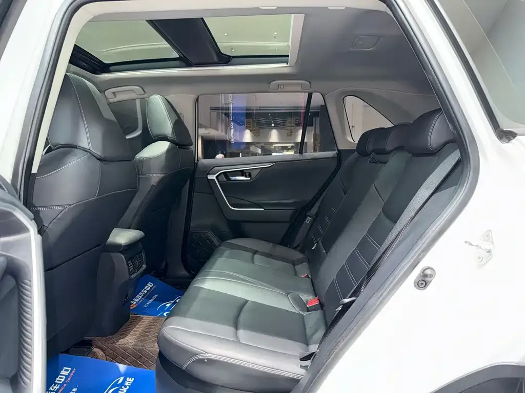 Toyota RAV4 — фото 7