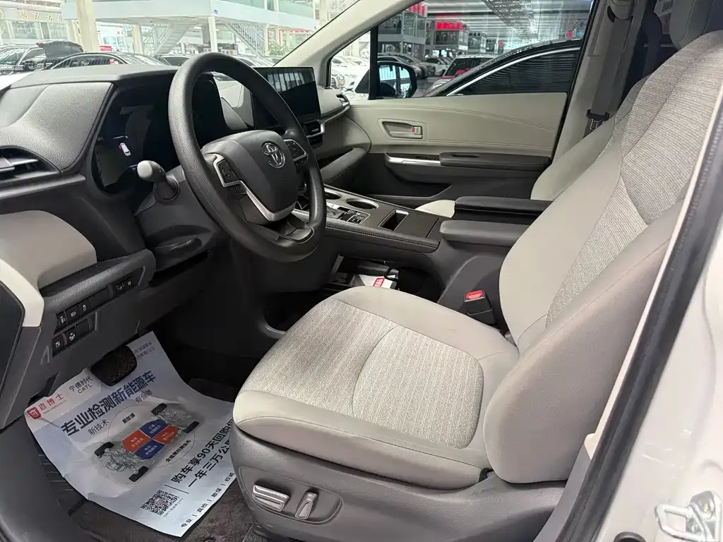 Toyota Sienna — фото 8