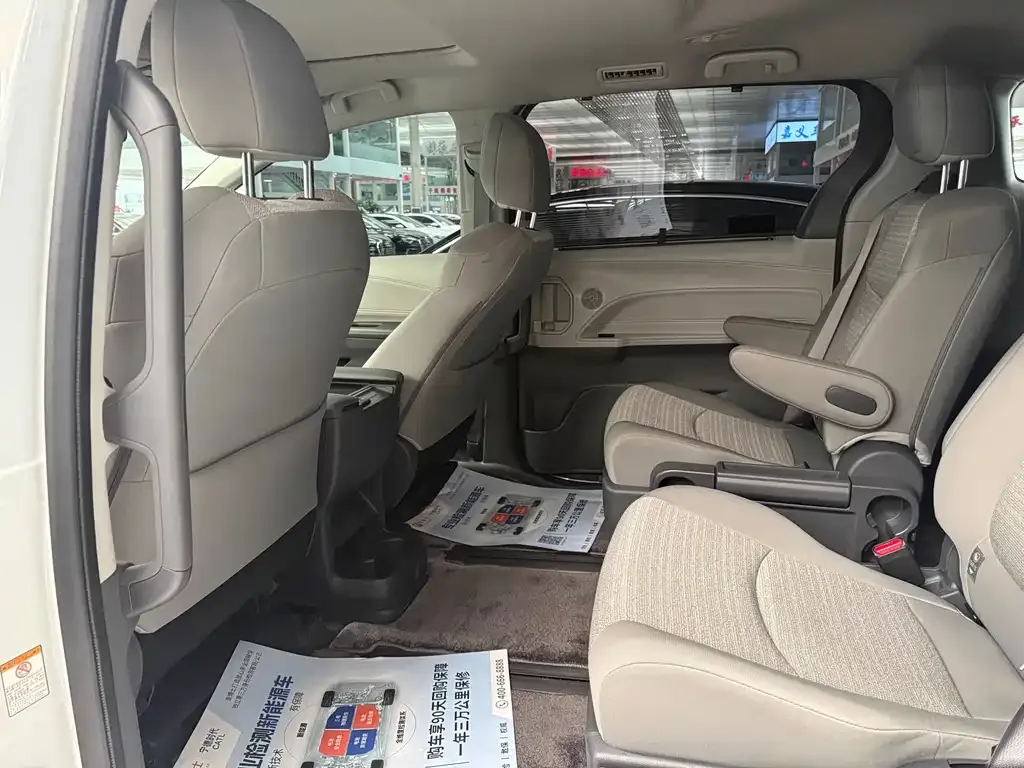 Toyota Sienna — фото 3