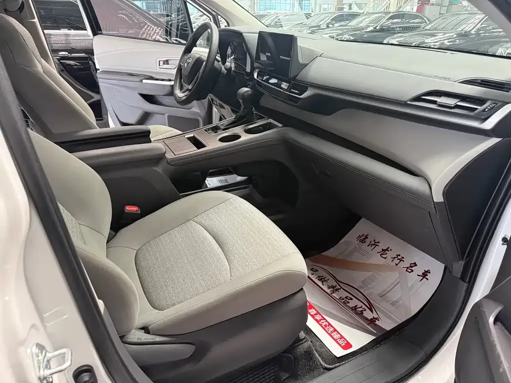 Toyota Sienna — фото 4