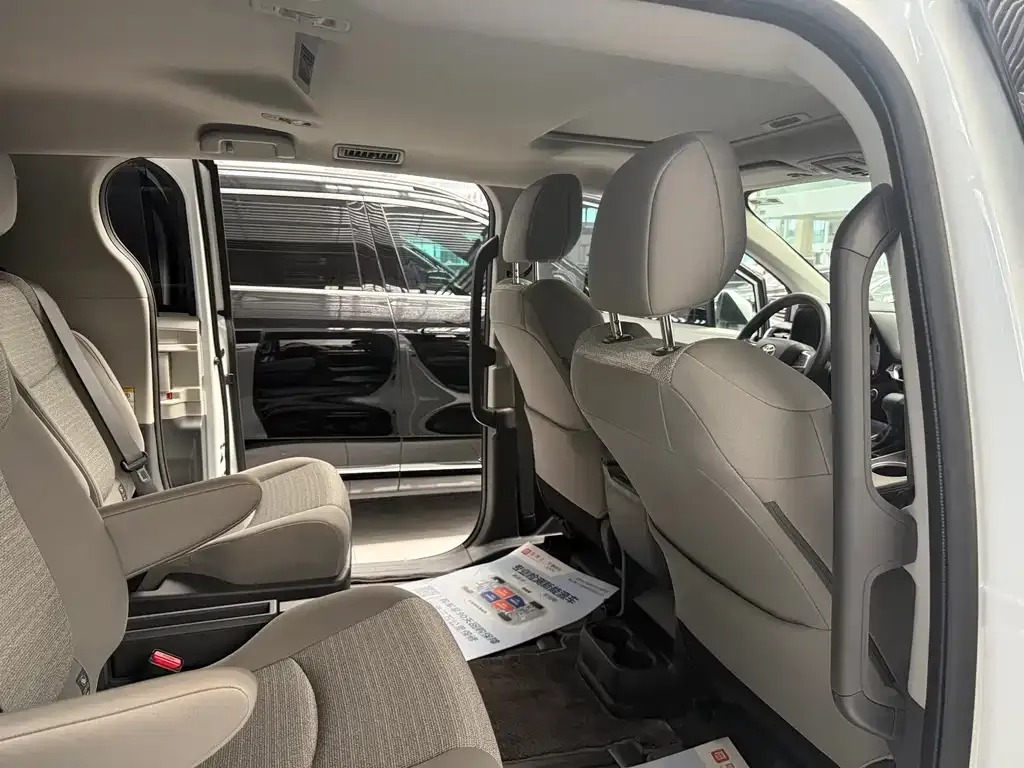 Toyota Sienna — фото 9