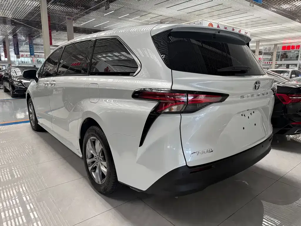 Toyota Sienna — фото 6