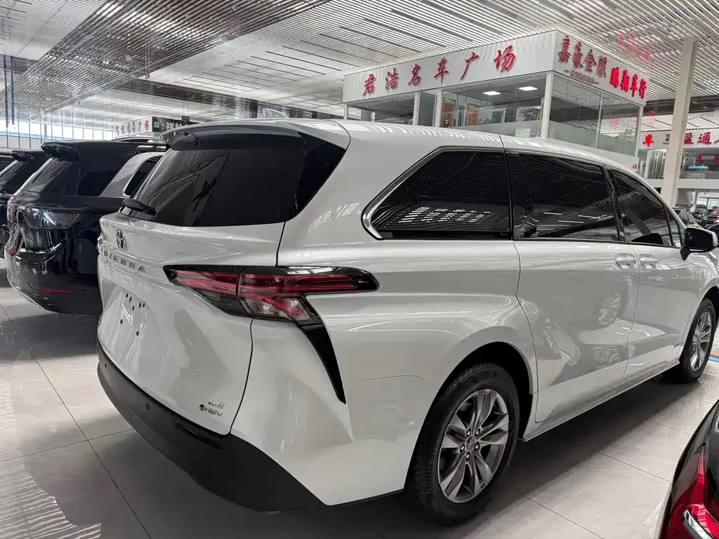 Toyota Sienna — фото 5