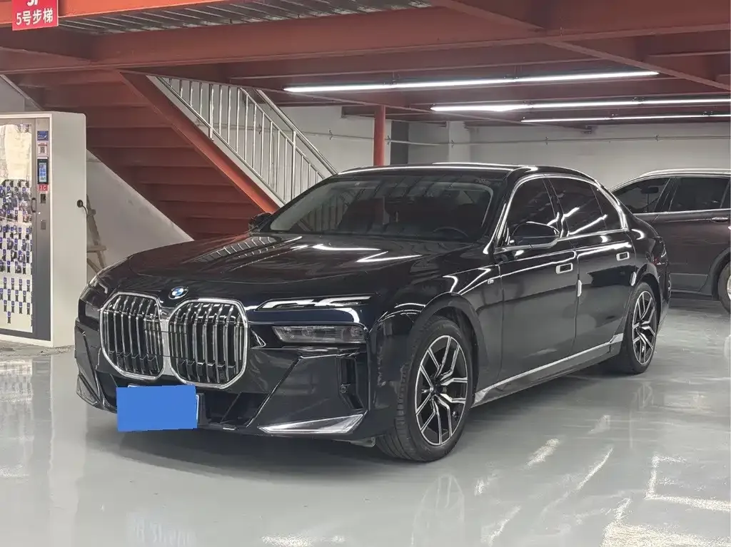 BMW 7 Series — фото 1