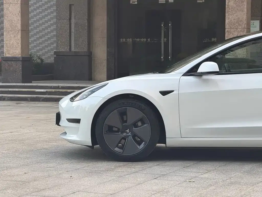 Tesla Model 3 — фото 7