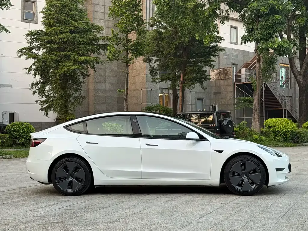 Tesla Model 3 — фото 9