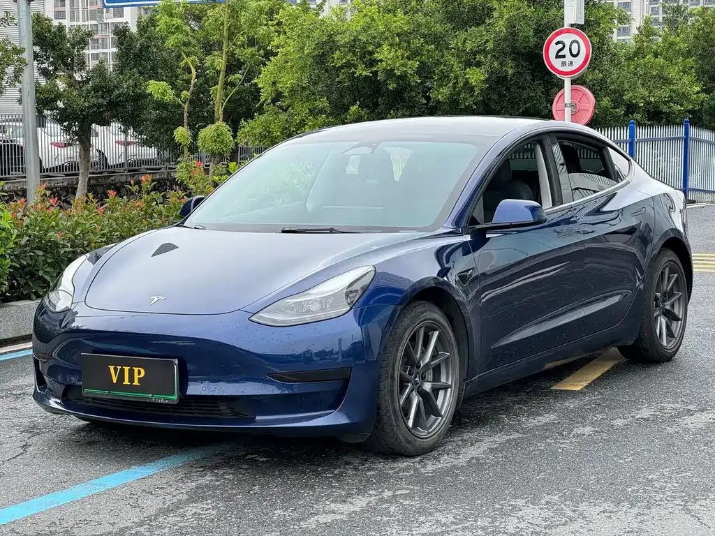 Tesla Model 3 — фото 1