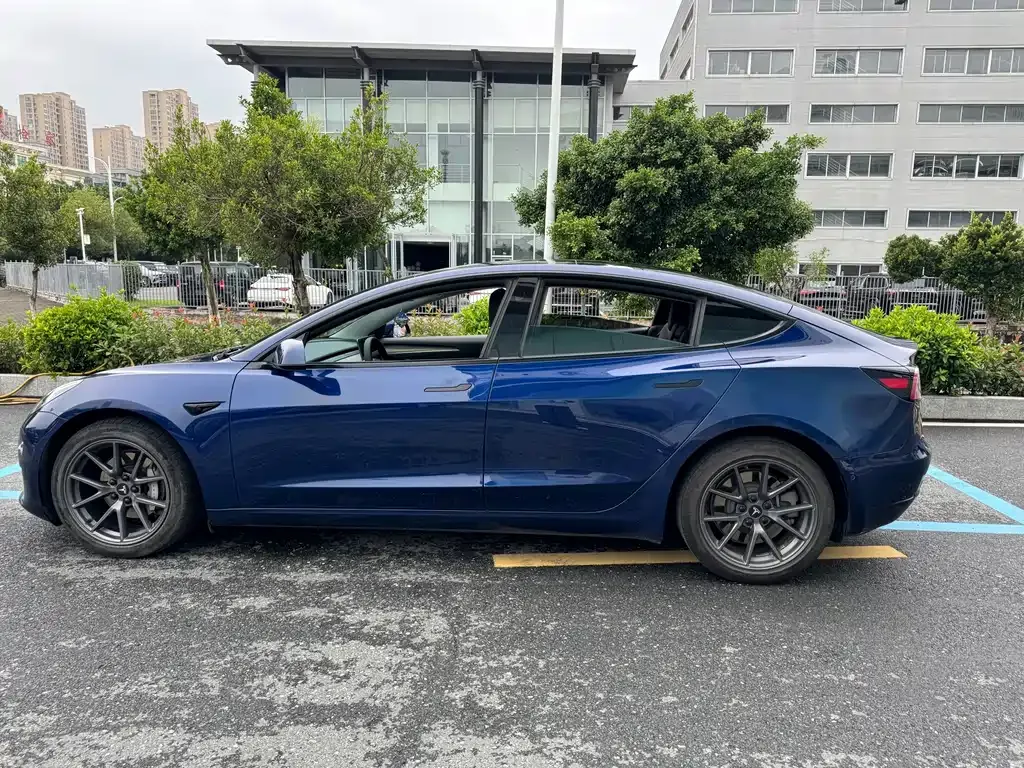 Tesla Model 3 — фото 4