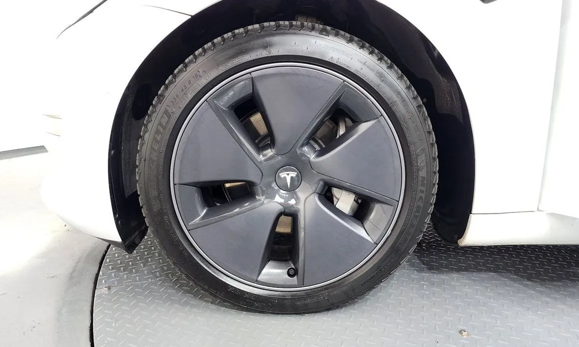 Tesla Model 3 — фото 6