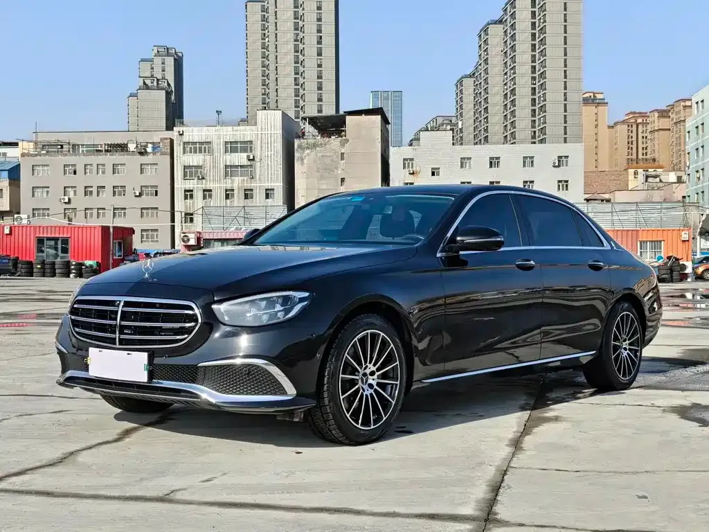 Mercedes-Benz E-Class — фото 1