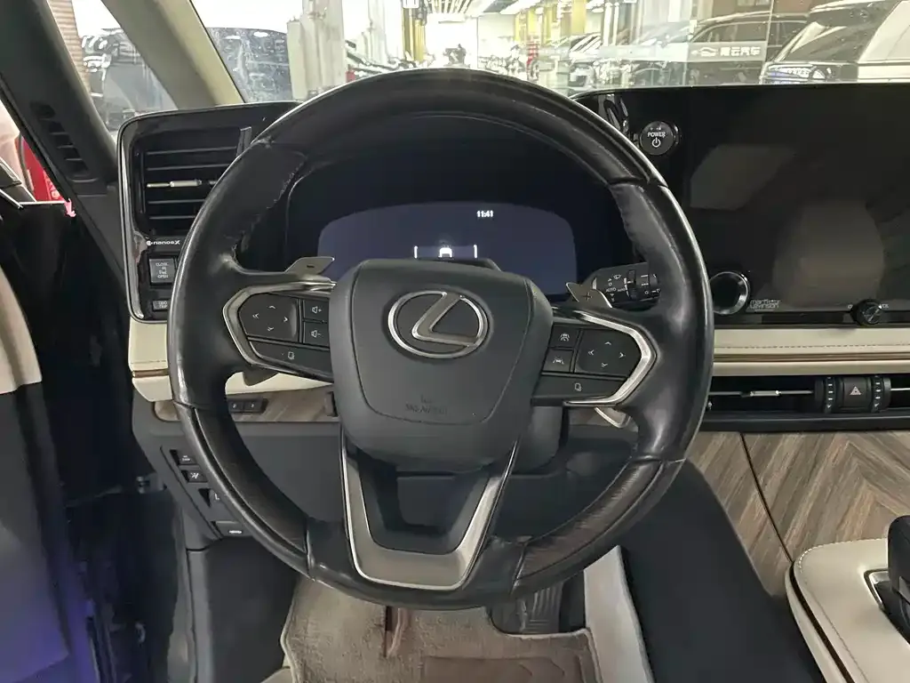 Lexus LM — фото 9