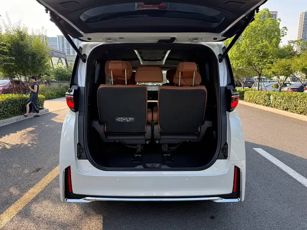 Toyota Vellfire — фото 8