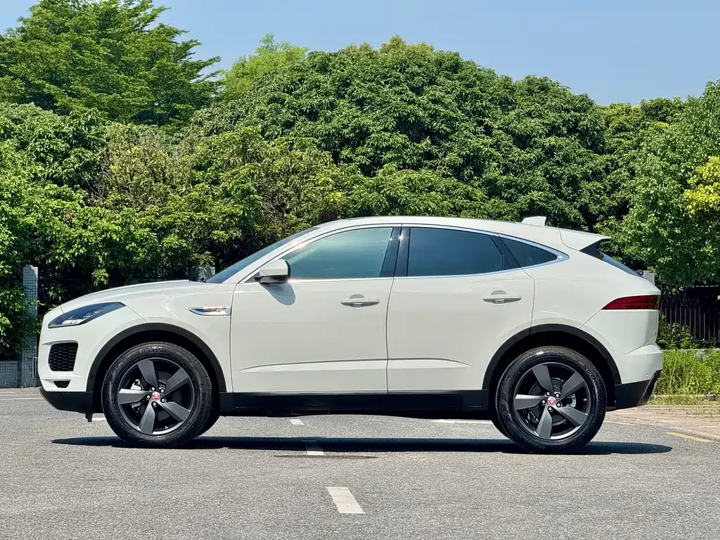 Jaguar E-PACE — фото 10