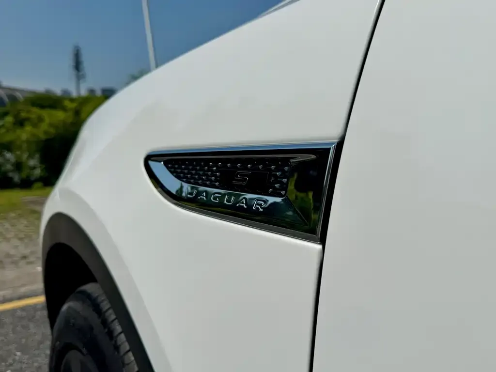 Jaguar E-PACE — фото 2