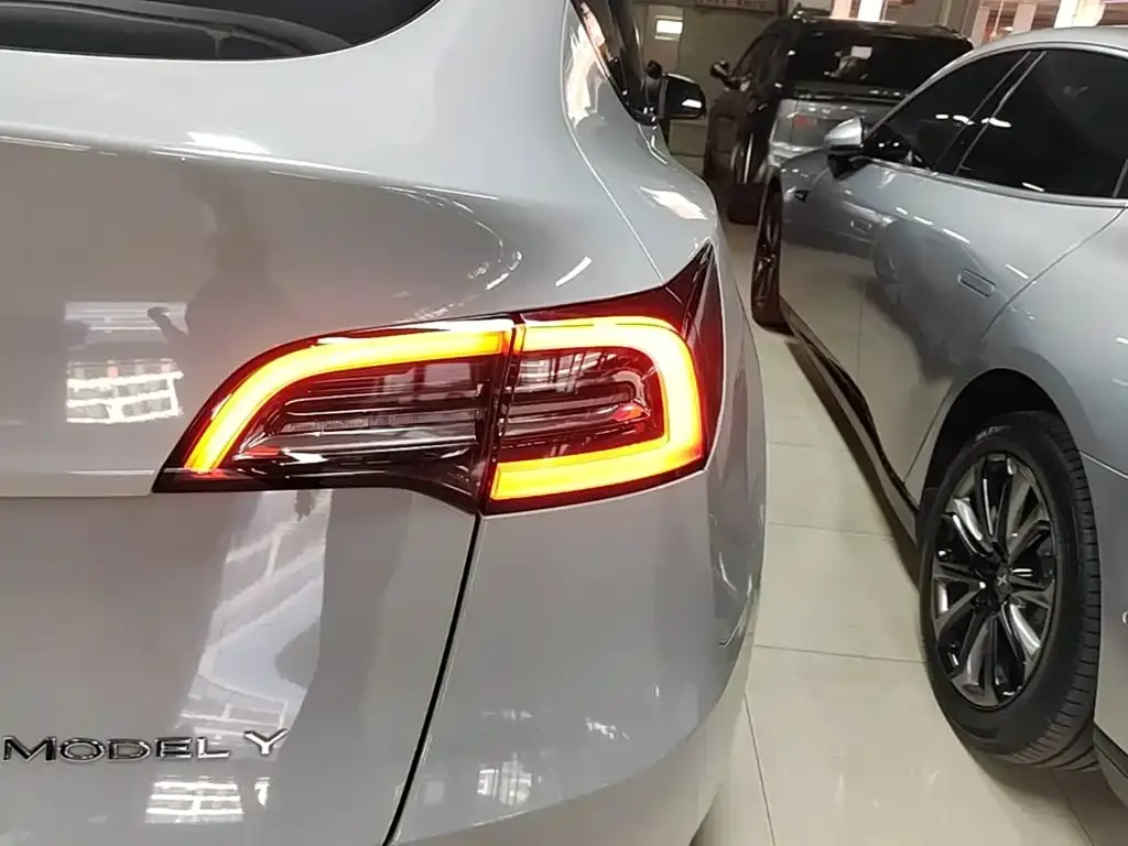 Tesla Model Y — фото 7