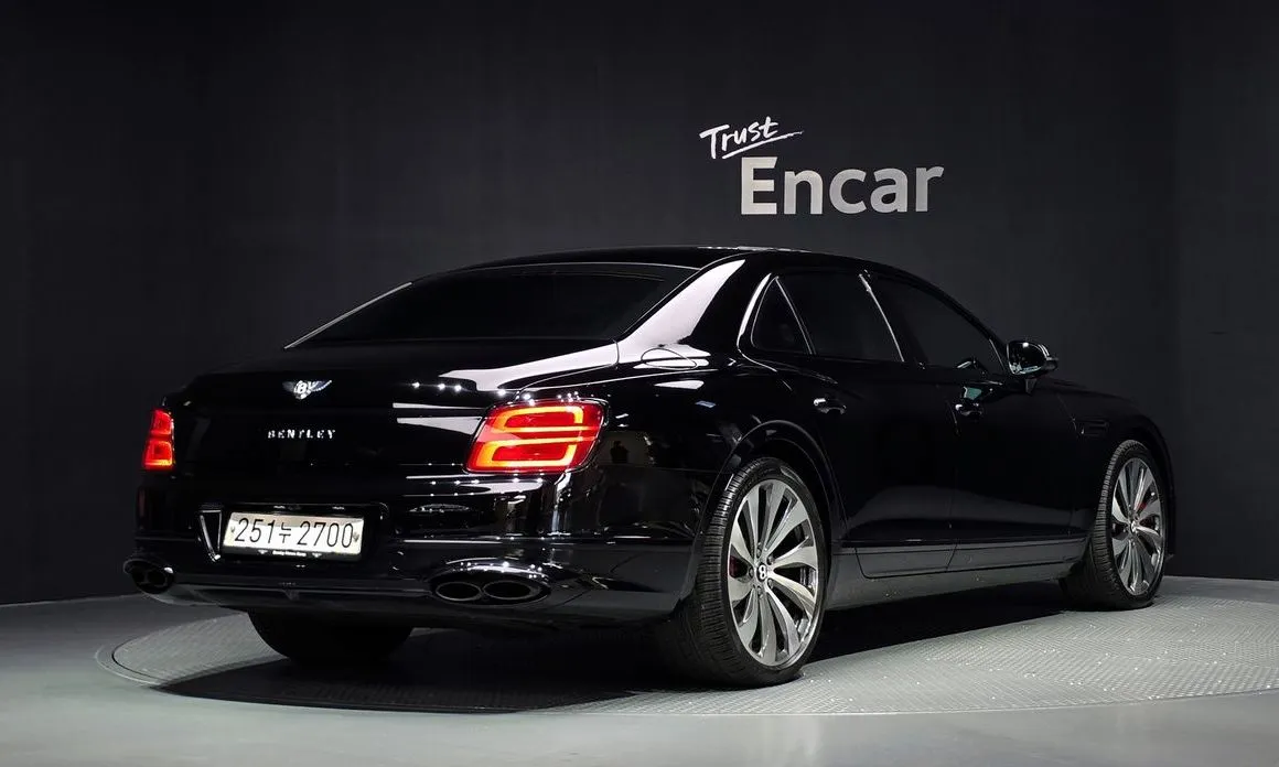 Bentley Flying Spur — фото 3