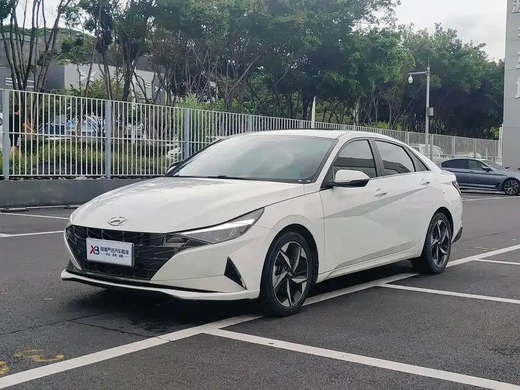 Hyundai Elantra — фото 1