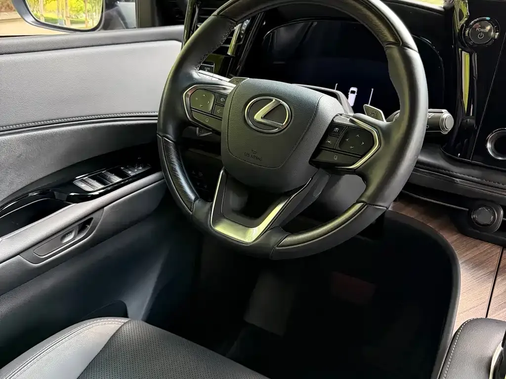 Lexus LM — фото 5