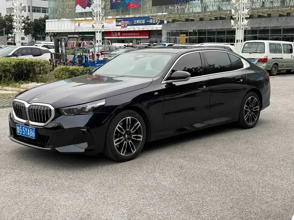 BMW 5 Series — фото 1