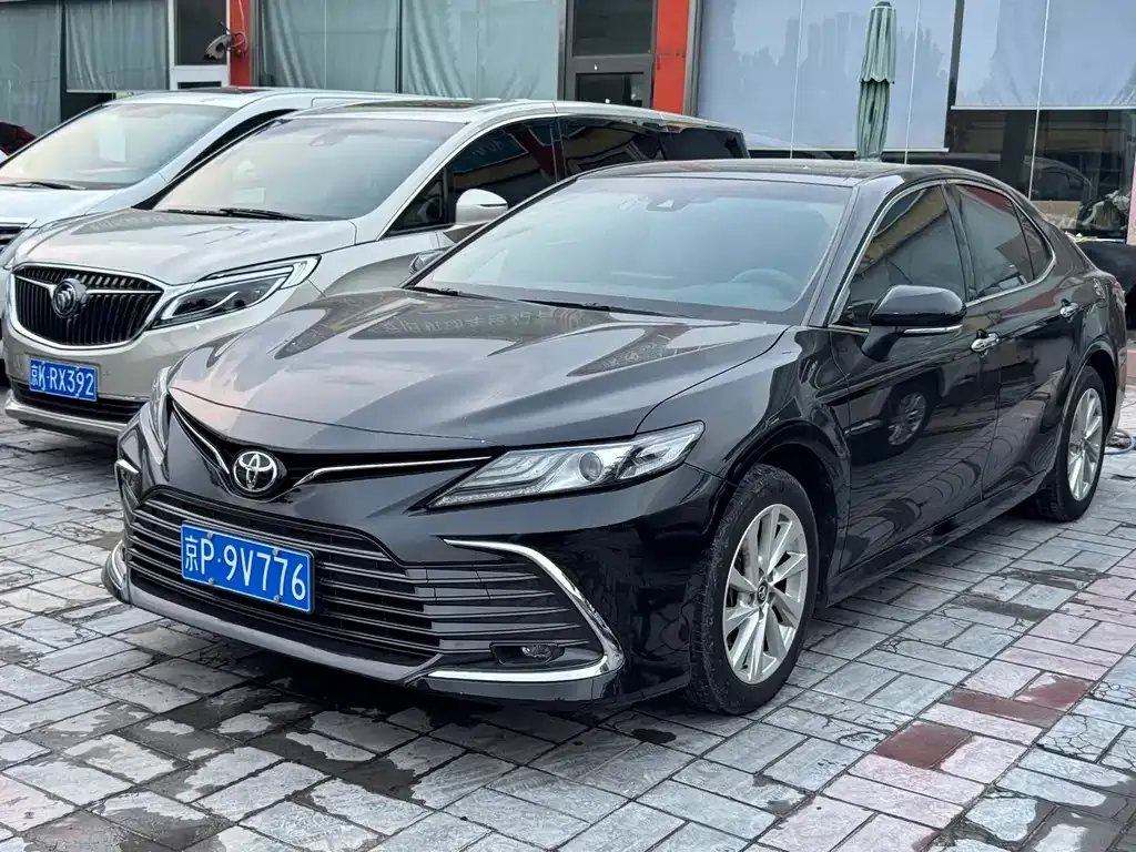 Toyota Camry — фото 1