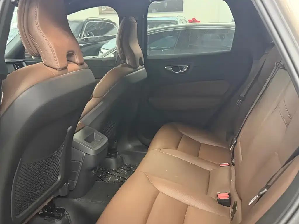 Volvo XC60 — фото 10