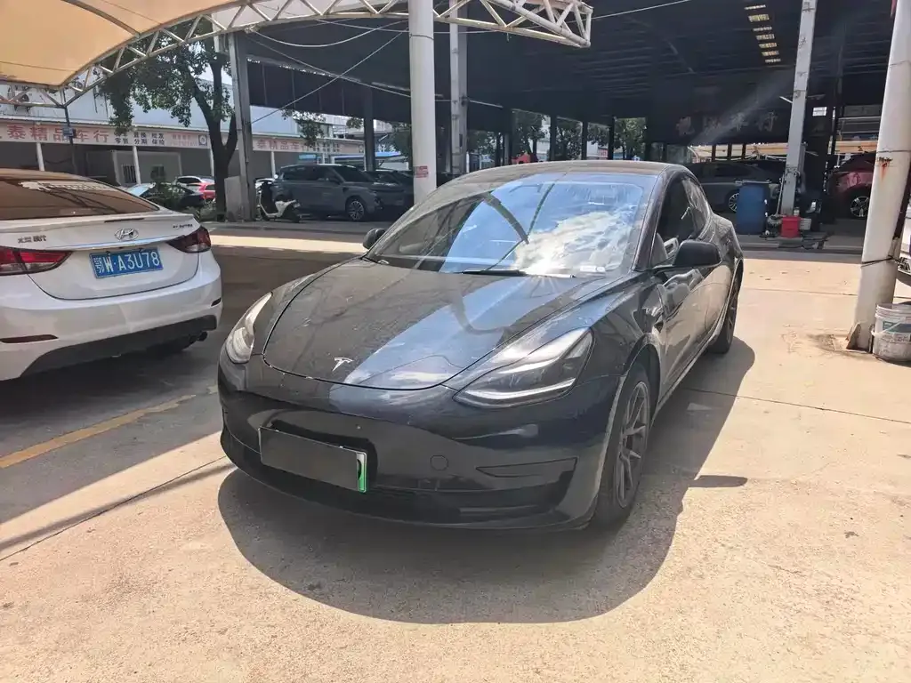 Tesla Model 3 — фото 1