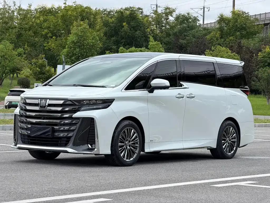Toyota Vellfire — фото 1