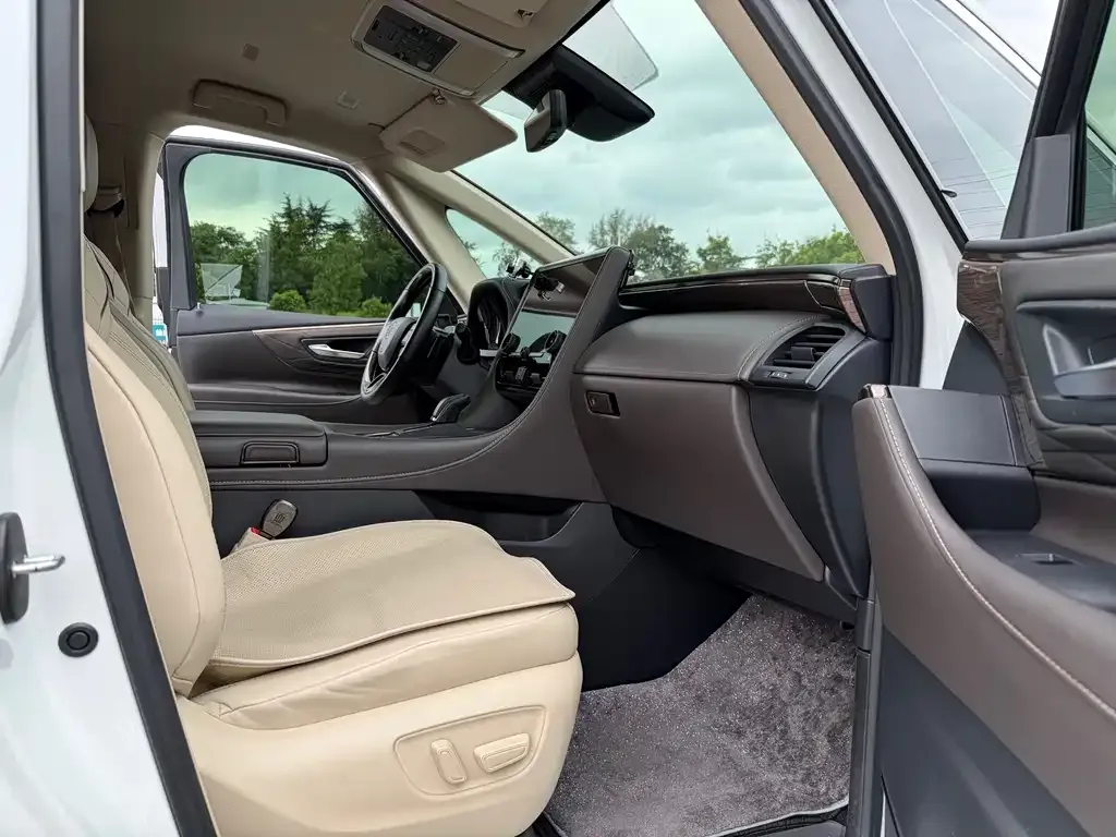 Toyota Vellfire — фото 2