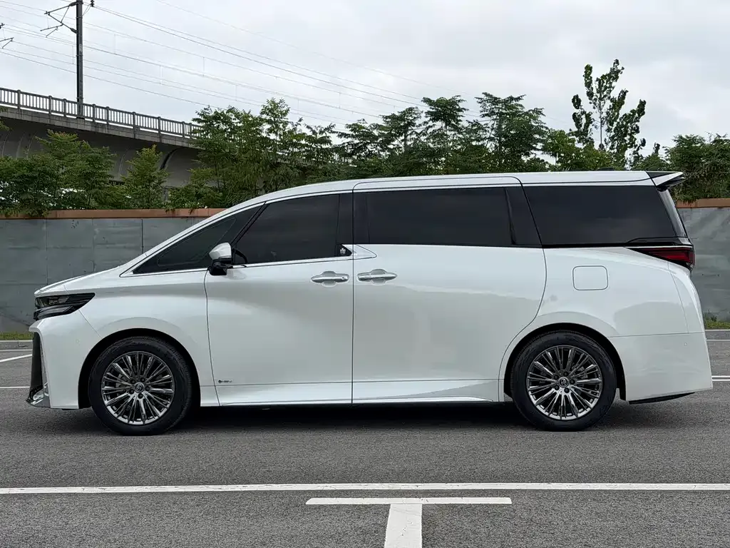 Toyota Vellfire — фото 4