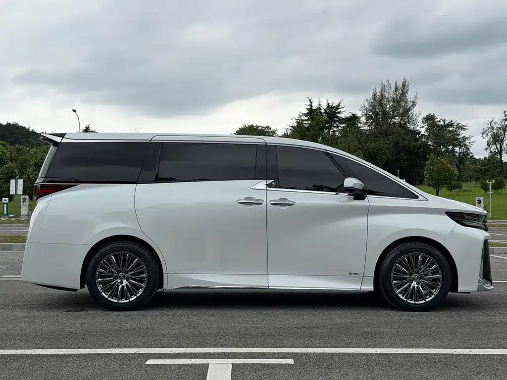 Toyota Vellfire — фото 3