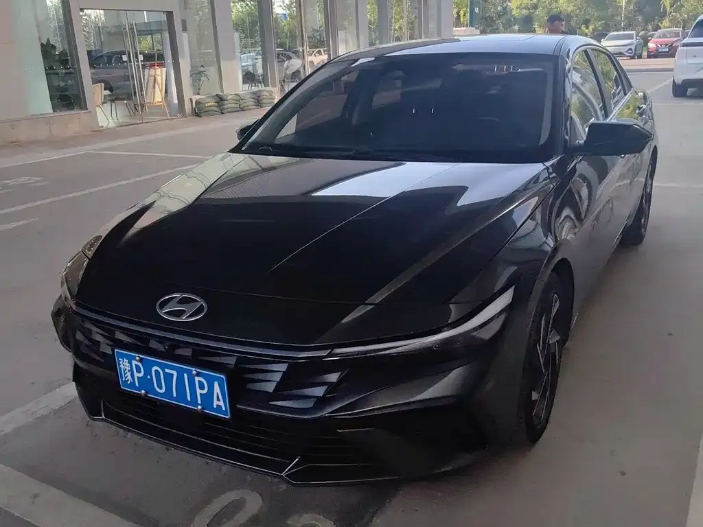 Hyundai Elantra — фото 1