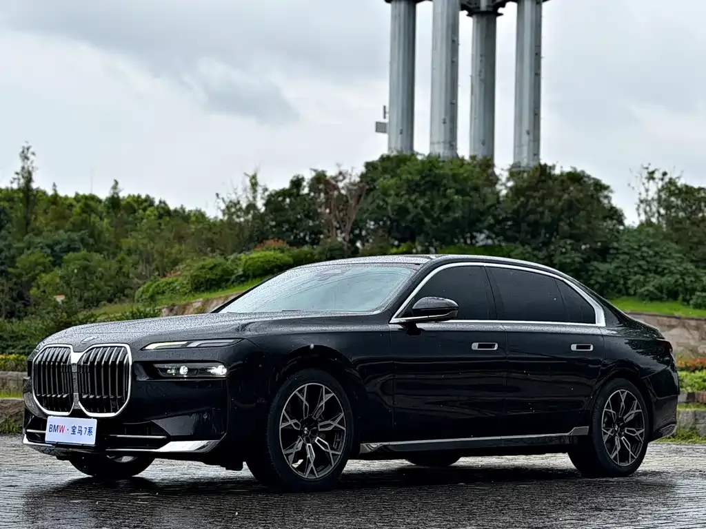 BMW 7 Series — фото 1