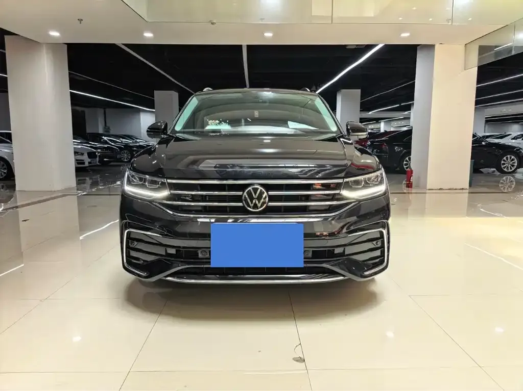 Volkswagen Tiguan L — фото 1