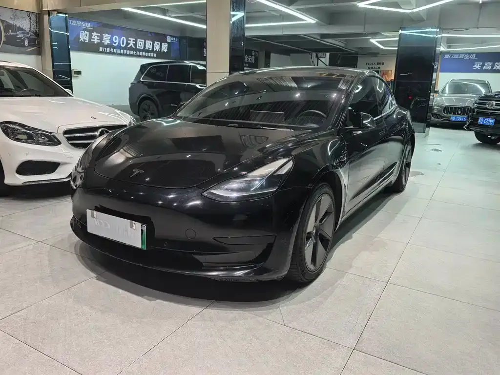Tesla Model 3 — фото 1