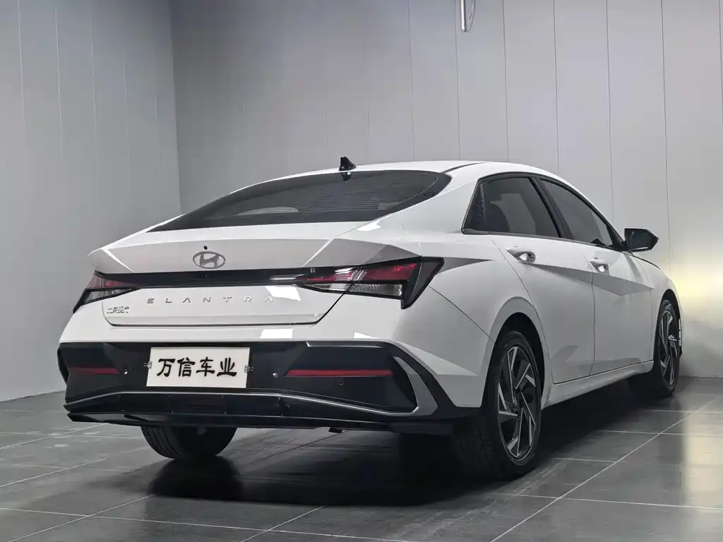 Hyundai Elantra — фото 10