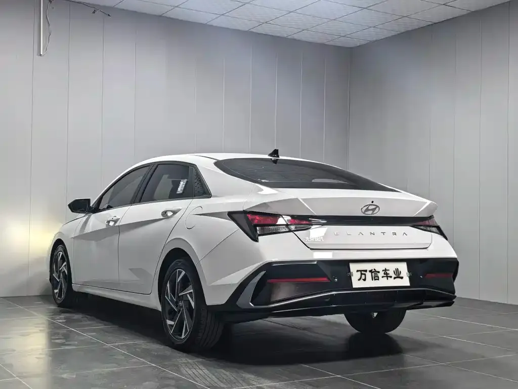 Hyundai Elantra — фото 7
