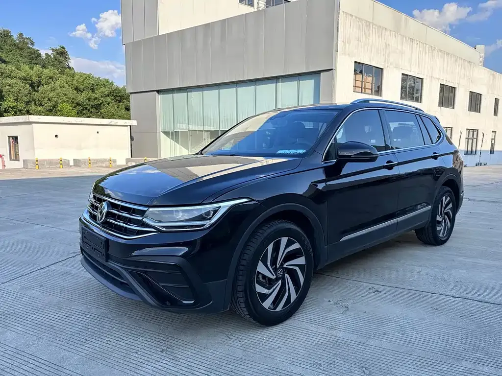 Volkswagen Tiguan L — фото 1