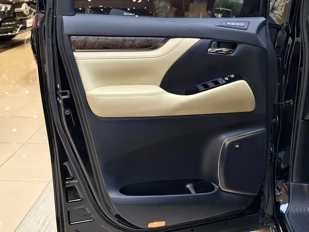 Toyota Vellfire — фото 5