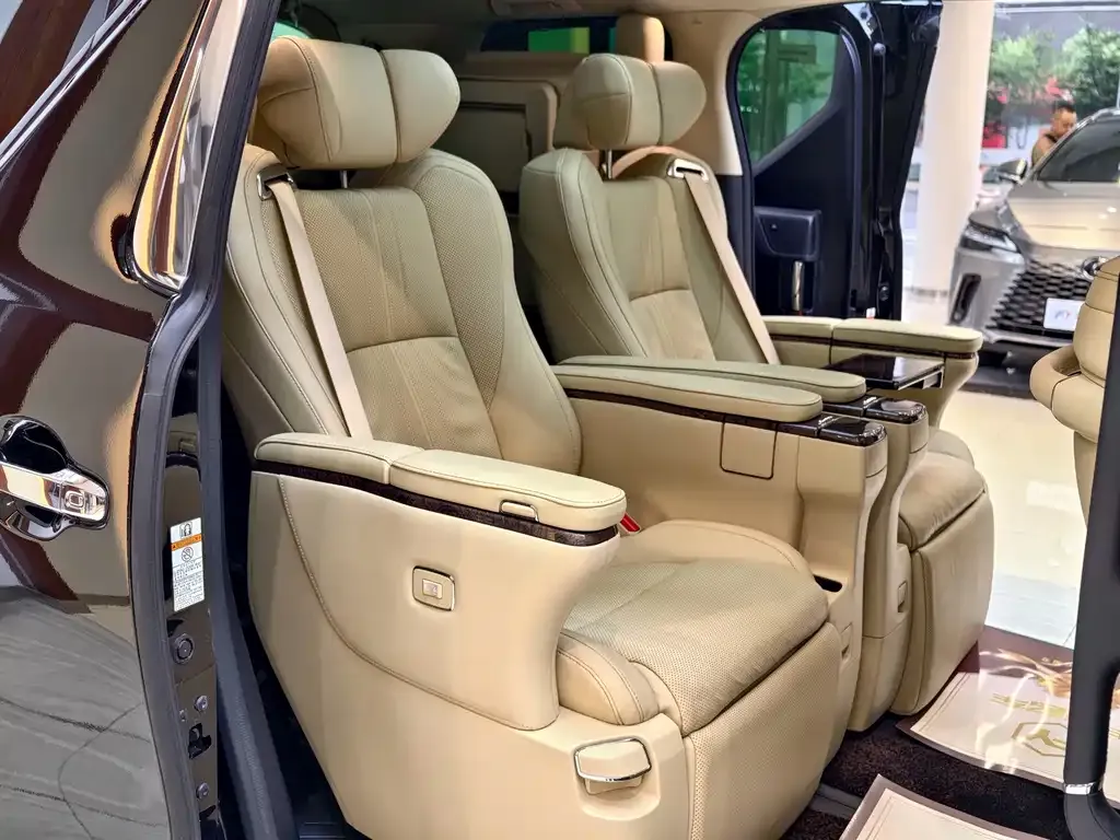 Toyota Vellfire — фото 4