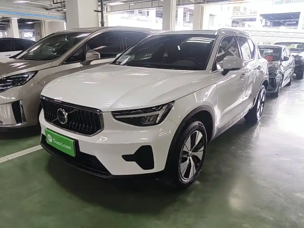Volvo XC40 — фото 1