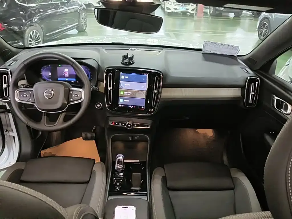 Volvo XC40 — фото 9
